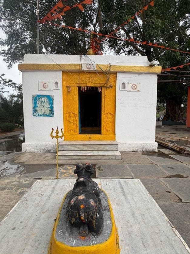 Nandi facing the Shiva sanctum
