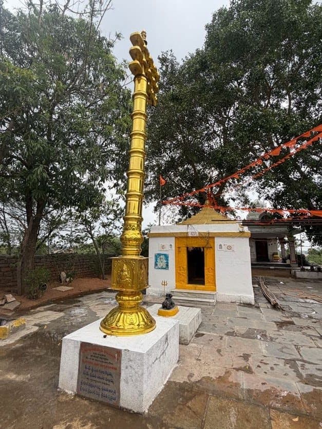కట్కూర్లోని శివాలయం, ధ్వజస్తంభం